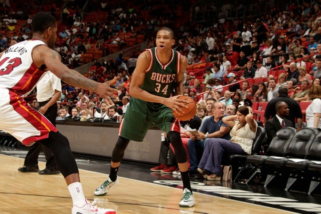 希尔德22分库里13分 勇士28记三分力克国王