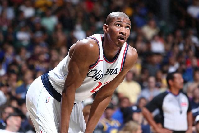 曝考辛斯打超三月薪35万美元 还要求带上家属